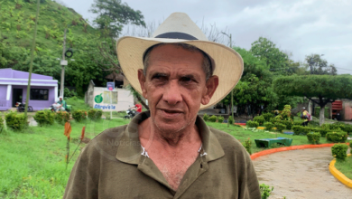 Photo of Tengo paciencia para quedarme: campesino se rehúsa a evacuar zona agrietada