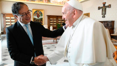 Photo of Petro le propuso al papa Francisco hacer un ciclo de diálogos con el ELN en el Vaticano